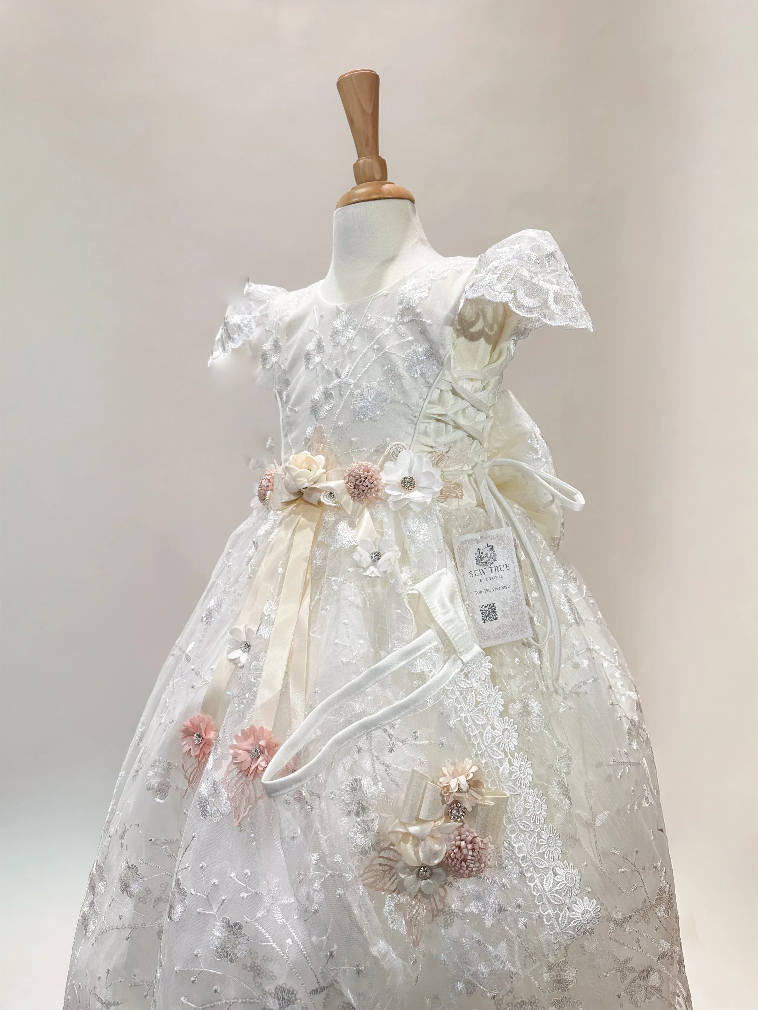 sew-true-vestido-bautizo-blanco-131-front-closeup.jpg