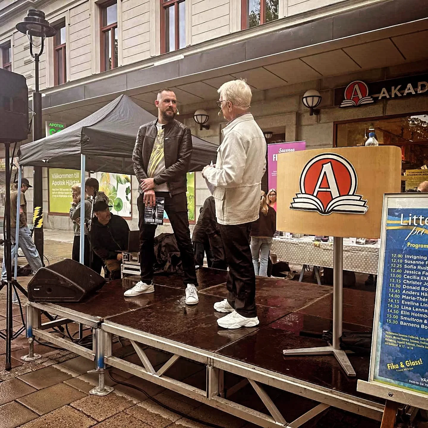 H&auml;nger utanf&ouml;r Akademibokhandeln V&auml;ng&aring;van idag. Kom och s&auml;g hej. Det har slutat regna! 😎