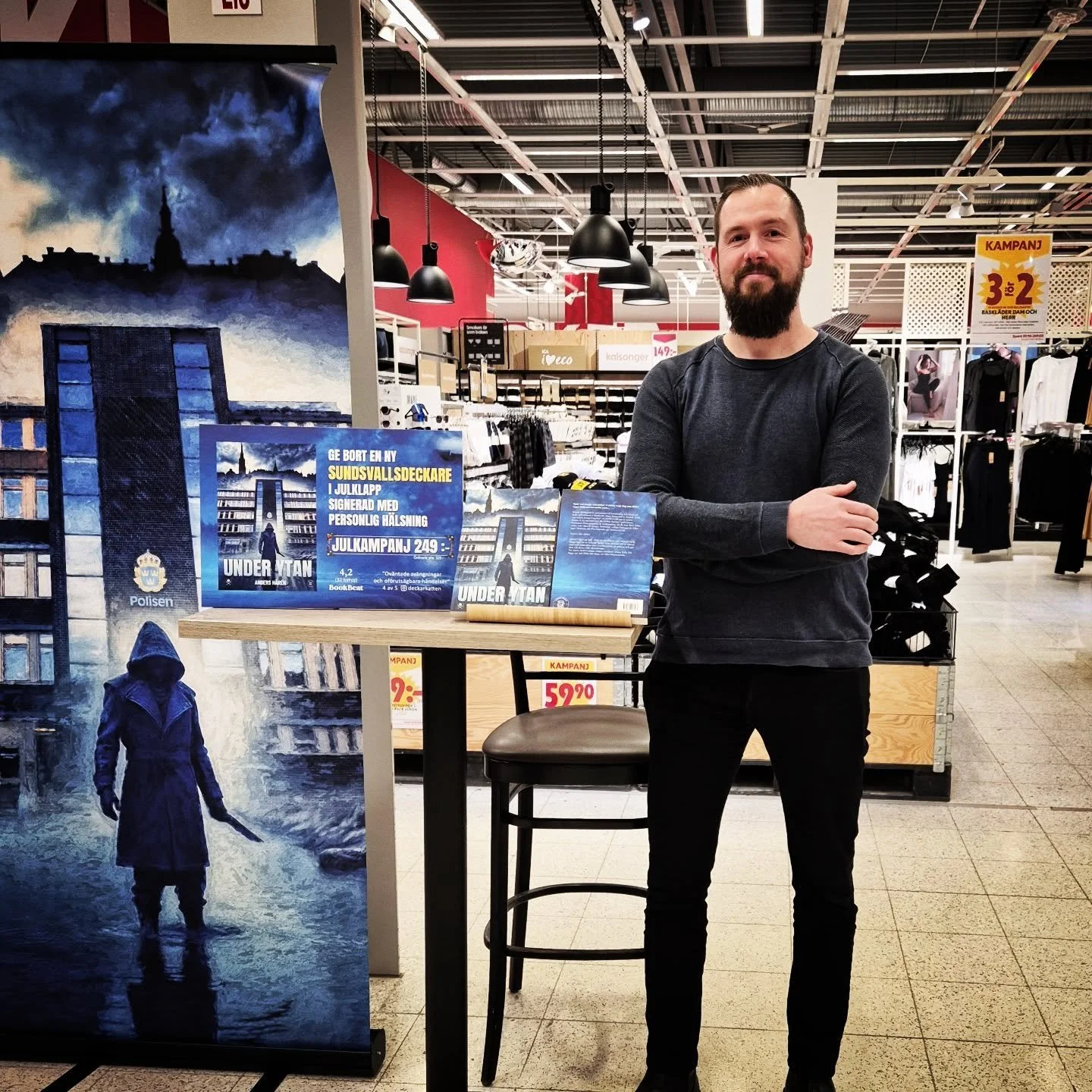 Ikv&auml;ll h&auml;nger jag p&aring; @icamaxibirsta. Jag f&ouml;rs&ouml;ker intala alla att en signerad Sundsvallsdeckare &auml;r &aring;rets julklapp men det kommer bli en tuff kamp mot Ostbrickan f&ouml;r 99 sp&auml;nn. M&aring; b&auml;ste nasare v