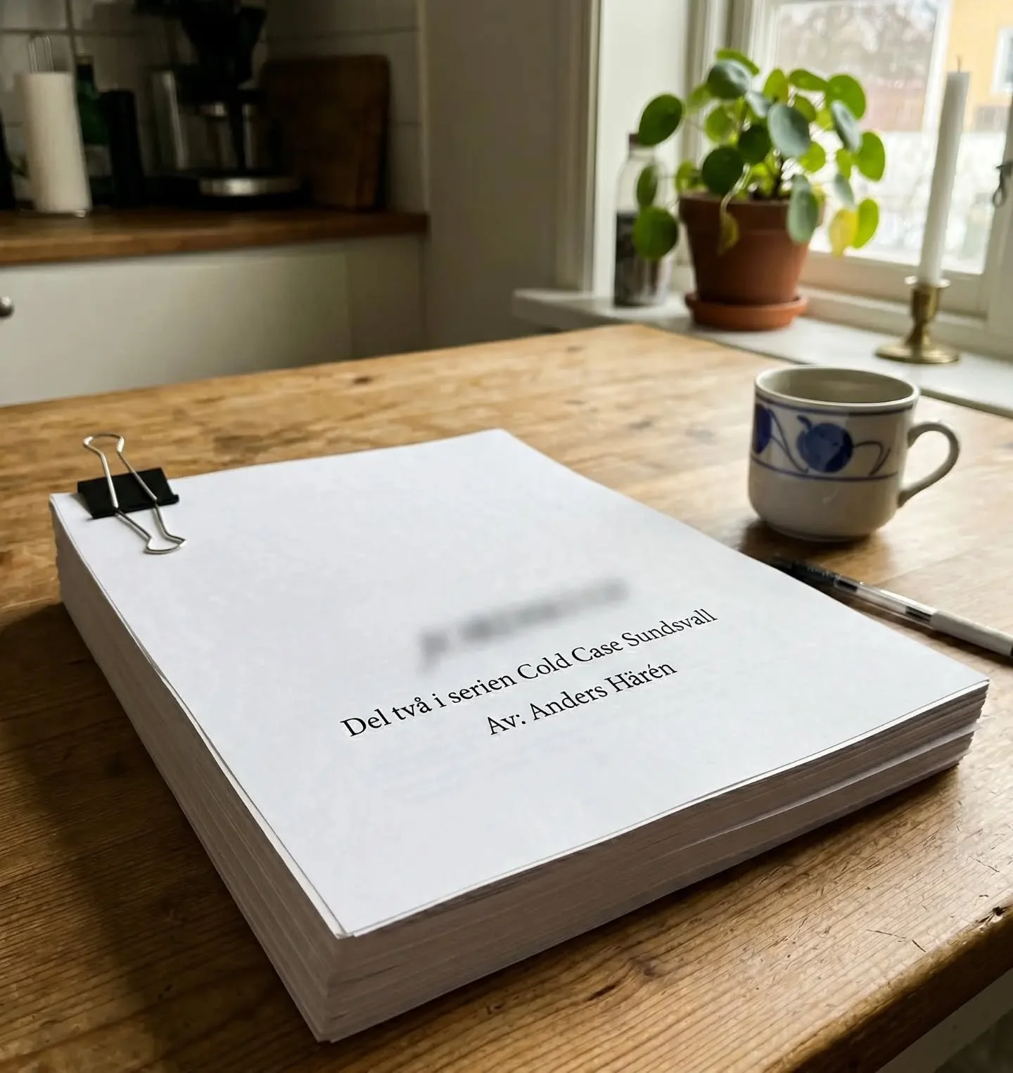 D&aring; var det klart. Uppf&ouml;ljaren till Under Ytan ligger nu hos f&ouml;rlaget. Jag &auml;r stolt &ouml;ver hur den h&auml;r historien har vuxit fram. Den &auml;r m&ouml;rkare, mer komplex och st&auml;ller fr&aring;gor som jag sj&auml;lv inte h