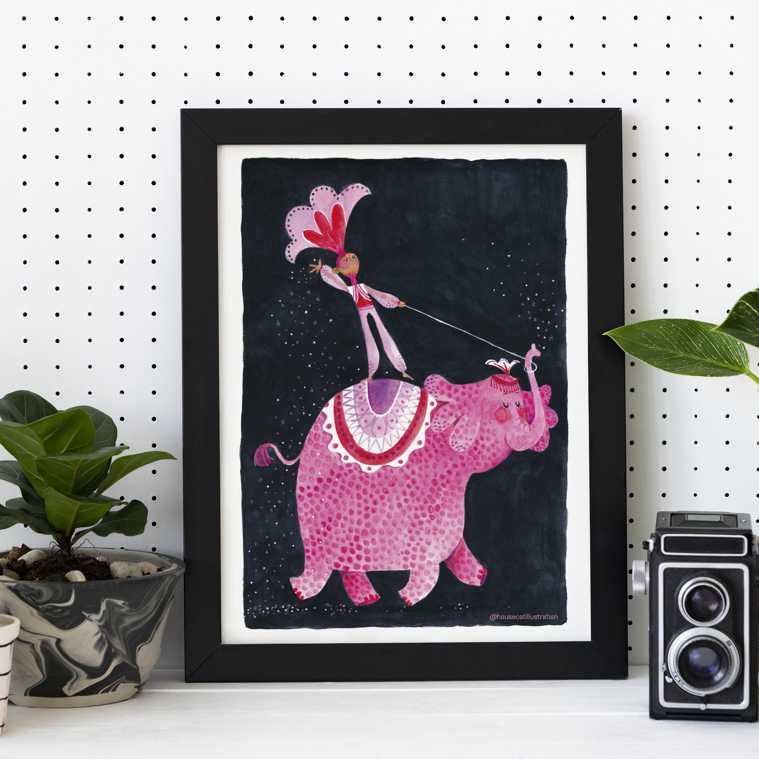 Circus elephant and girl ingelijst.jpg