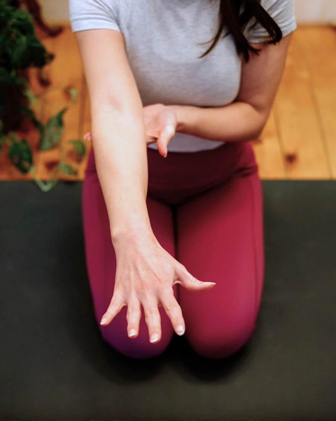 Yoga teachers - do you know how someone's range of pronation affects their hand placement? 🖐️🤓

Not everyone can rotate their forearms 180 degrees - I can't!

You can test this yourself in Sphinx. Elbows under shoulders, hands in line with elbows. 