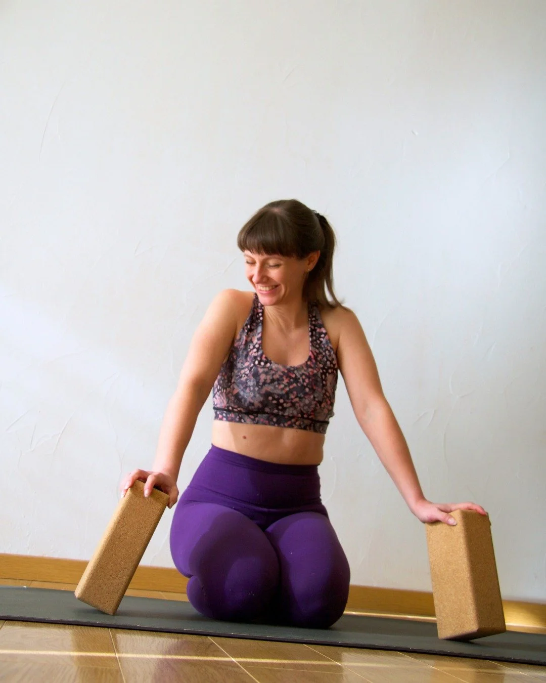 Hey - I'm Jess, the face behind @yogaforwristpain. Here are 10 things you should know about me.

 🇬🇧 I'm originally from the English countryside.

🇨🇭 But I'm currently based in Geneva, Switzerland.

🐈&zwj;⬛🐯 I have two cats that I love too much