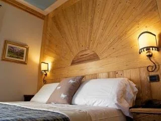 hotel laghetto room1 Brusson.jpg