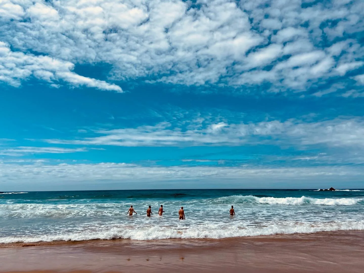My favourite thing about taking groups to @luanuabnb Portugal? The beaches 🔥🌈🤩

#gayretreats #retreatsforgaymen #gayportugal