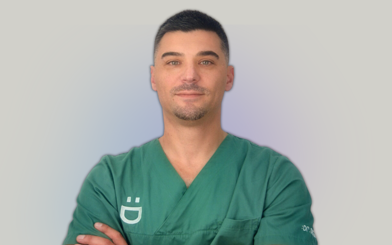 Porträtt av en doktor, en man med mörkt hår och blå ögon