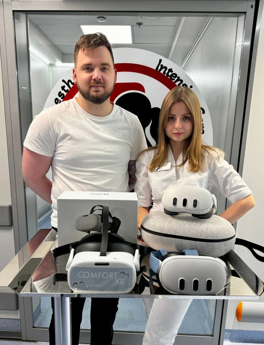 man och kvinna står bakom ett bord med VR utrustning