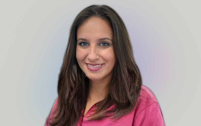 Porträtt av kvinna med mörkt hår långt hår och blå ögon