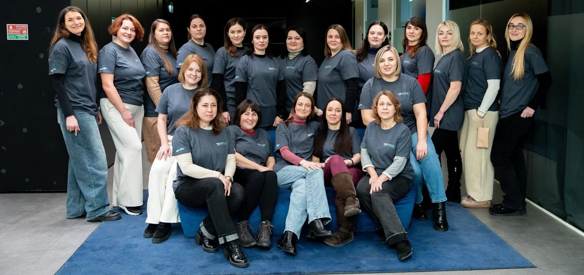 Gruppbild på kvinnor som går utbildningen OnTrack via Reskilling Ukraine