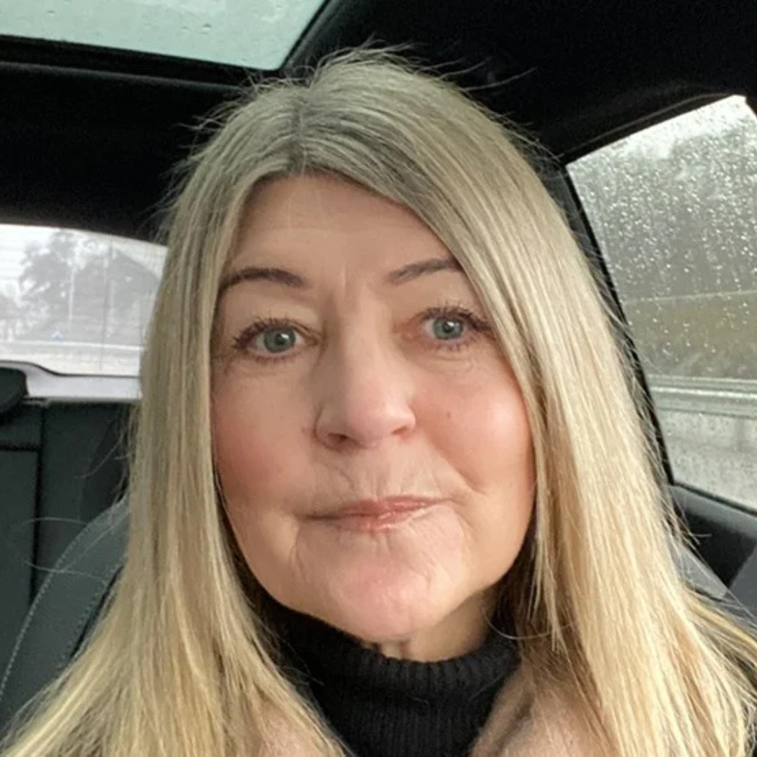 Porträtt av kvinna med ljust hår