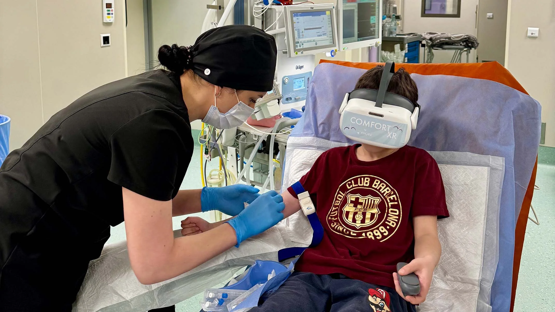 pojke med VR glasögon får medicinsk behandling av kvinnlig sköterska