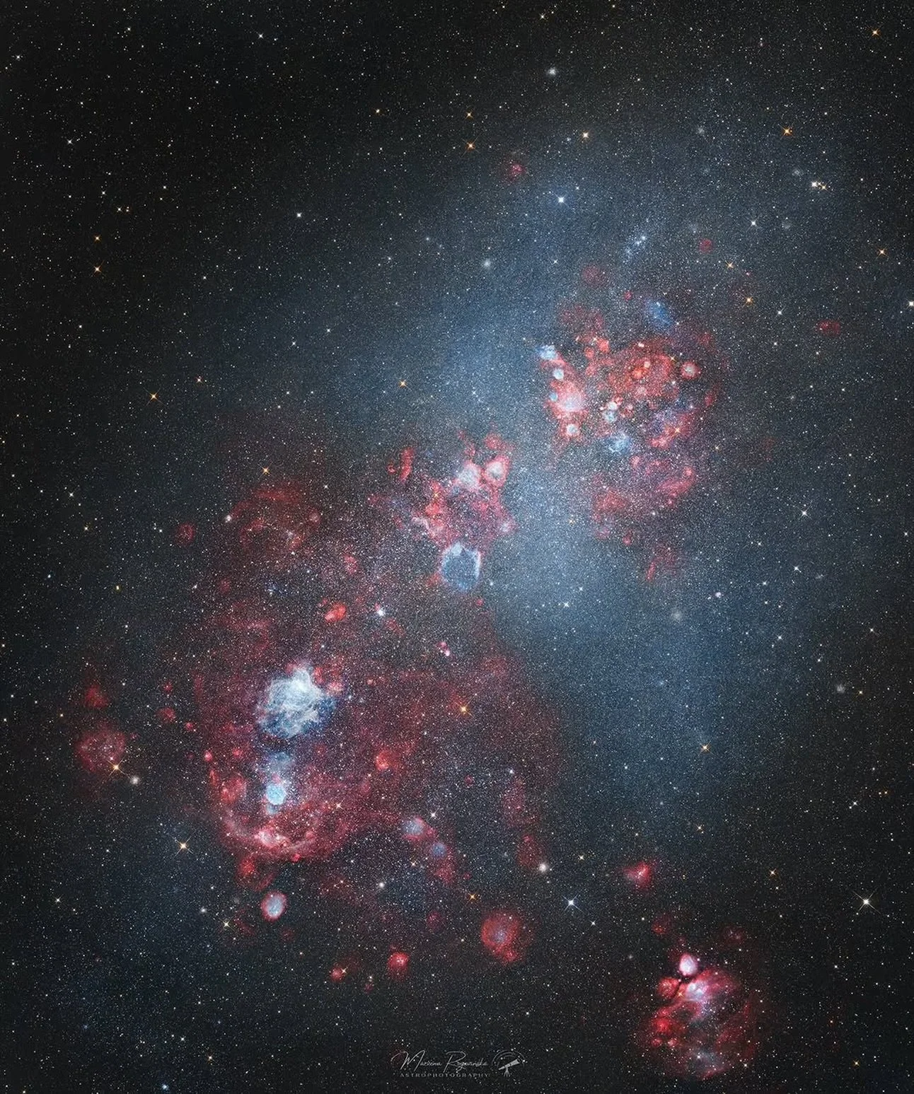 Image by @marzena_astrophotography
The Heart of the Small Magellanic Cloud ✨

This image shows the central region of the Small Magellanic Cloud (SMC) 🌀, a dwarf satellite galaxy of the Milky Way located about 200,000 light-years away. It is rich in 