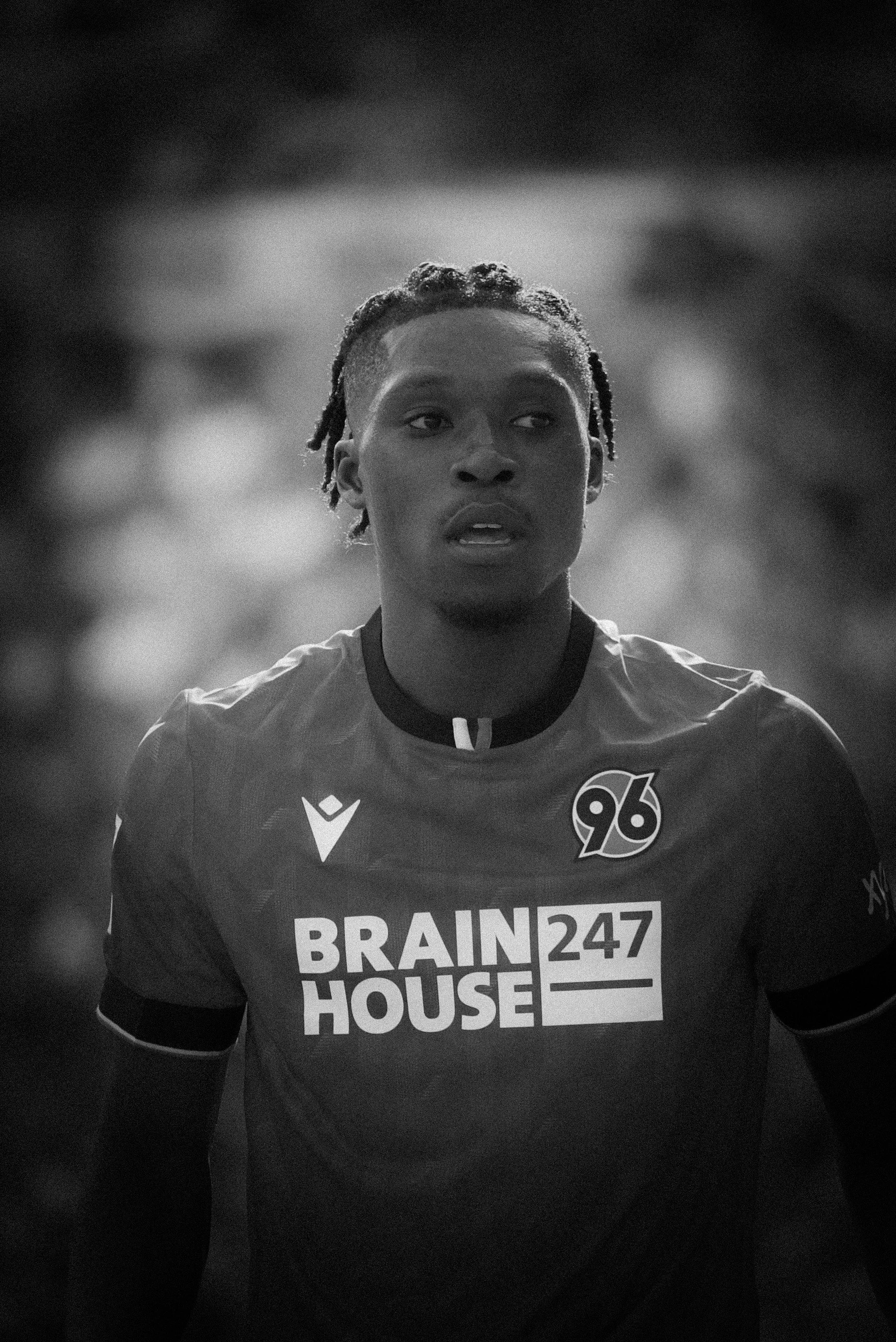 Schwarz-weiß-Foto von Derrick Köhn im Trikot von Hannover 96.