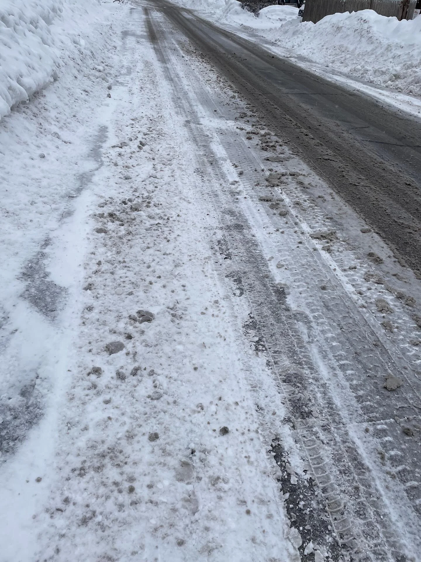 Run 15 of the year. My 9 miler quickly turned into a 3 miler. Went out to test the roads, in the neighborhood, and once the plow truck went through it iced right up.

Time to get cozy and 🎨 

#nashuanh #winterrunning #nhrunner #artistrunner #easymil