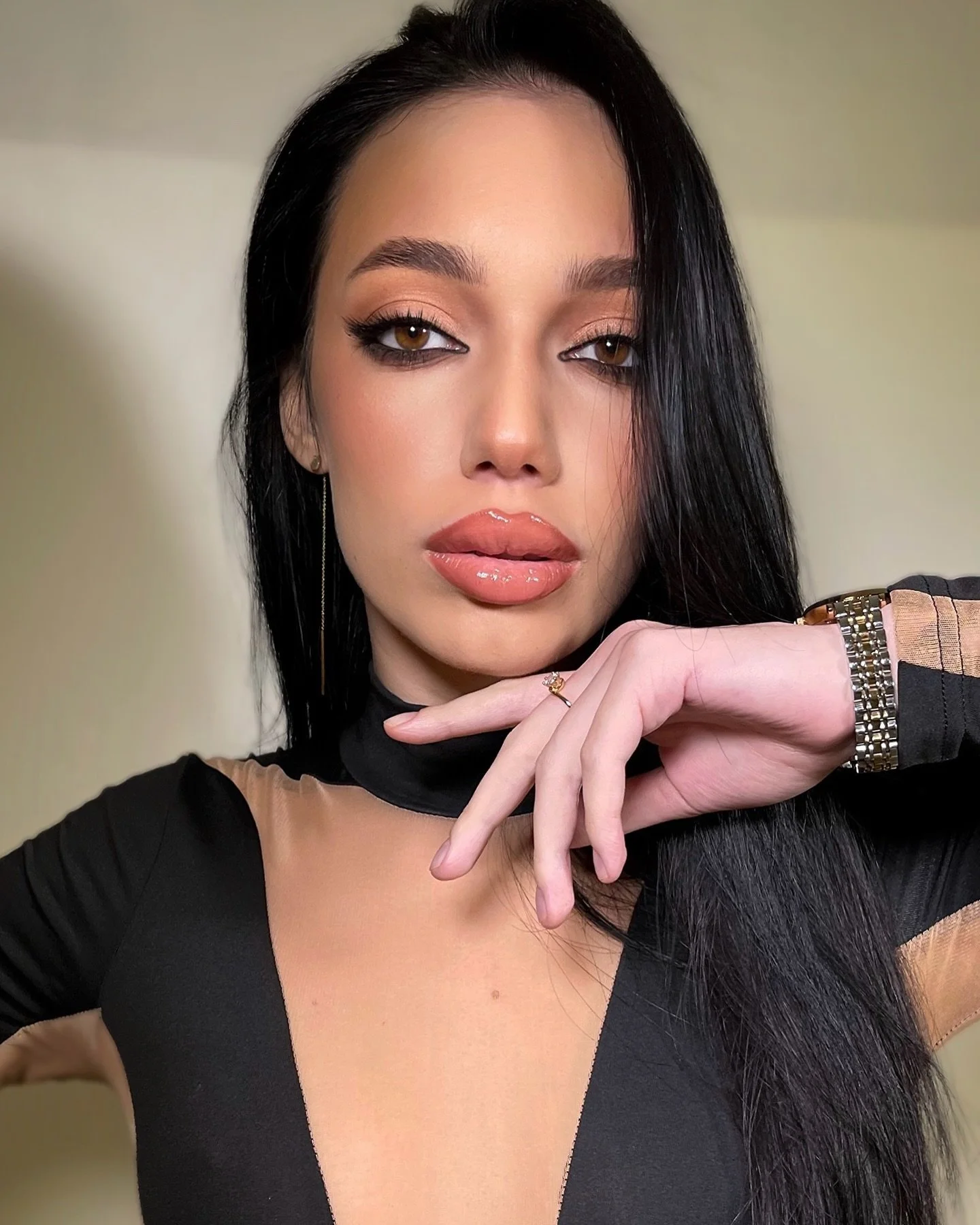 Як же мене інколи бісить інста за її любов до квадратизації фото. Хотілось відійти від звичного, та улюбленого мною, крупного плану, але маємо те, що маємо&hellip;

#evariver #riverstudio #muabudapest #makeupbudapest #weddingmakeupbudapest #photoshot