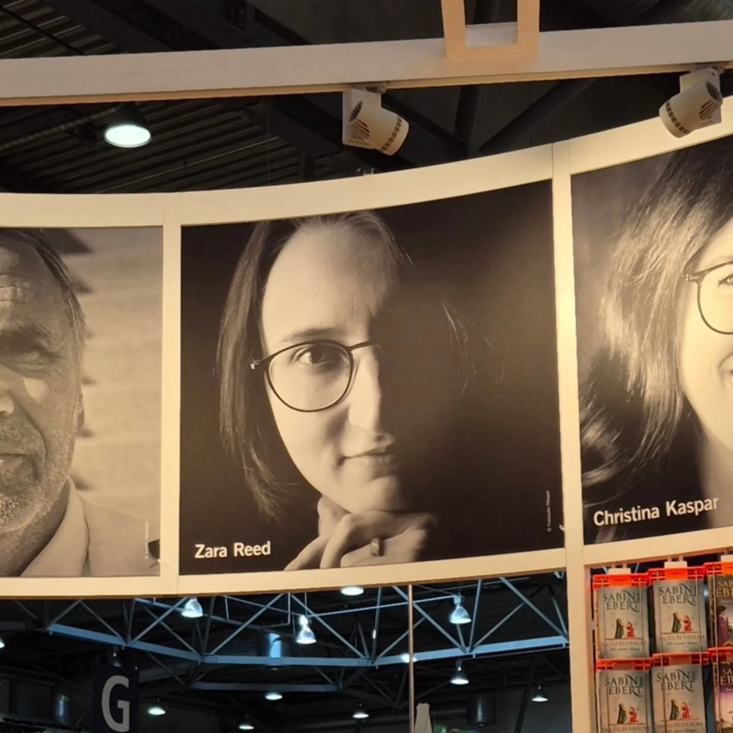 👉 Das war meine Leipziger Buchmesse 2026!

Beim @bookish_love_universe durfte ich das erste Mal Band 3 meiner Dark-Romance-Reihe in den H&auml;nden halten 😍 Und auch gleich an euch &uuml;bergeben: Vielen, vielen Dank, dass so viele zur Signierstund