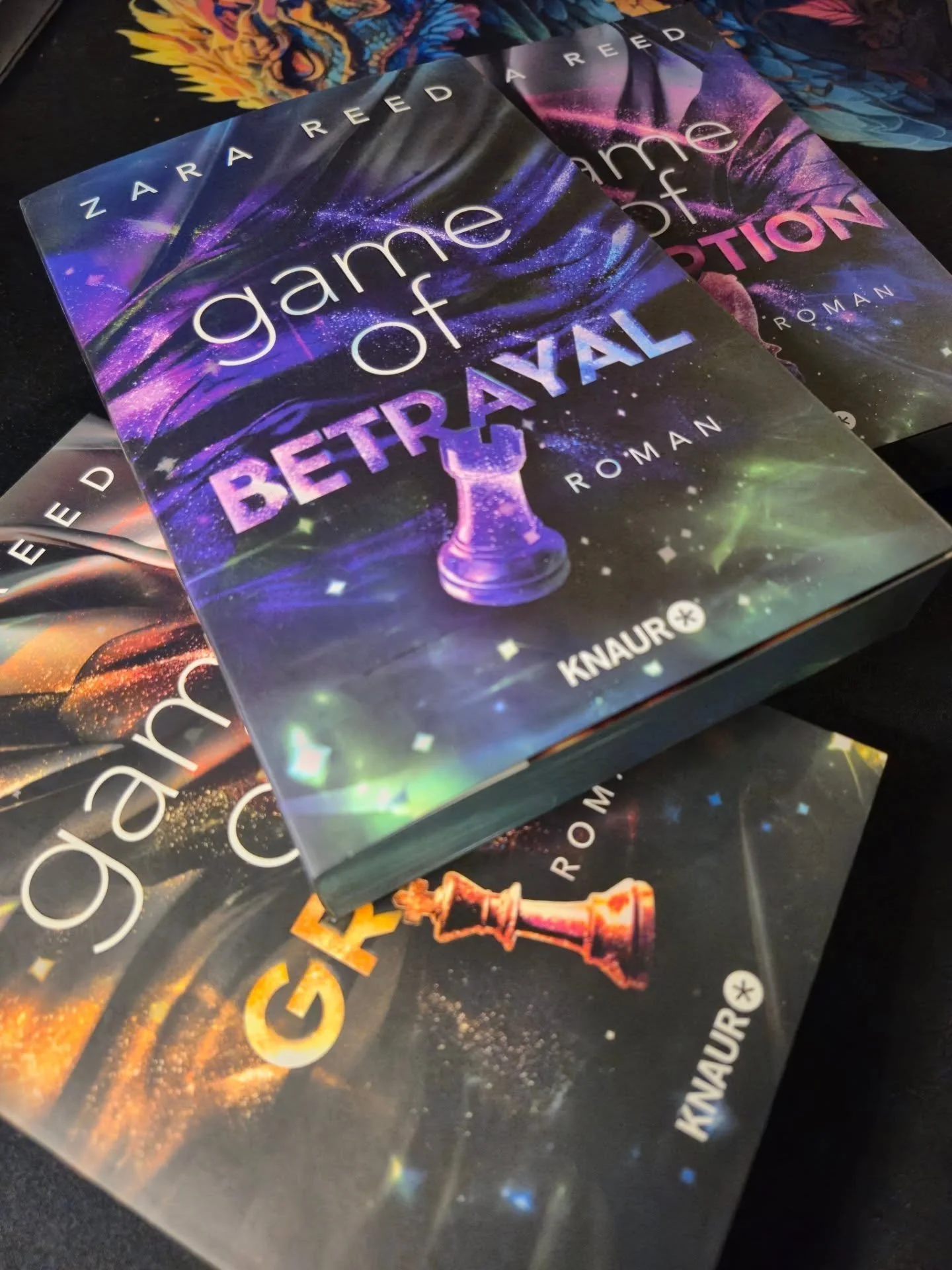 Happy Releaseday, Game of Betrayal! 

Ich habe schon auf den ersten Seiten gewusst, dass ich mit Nora &amp; Alexej sehr viel Spa&szlig; haben w&uuml;rde. Noras Humor konnte mich das ganze Buch hinweg &uuml;ber jedes Tief tr&ouml;sten &amp; Alexej ist