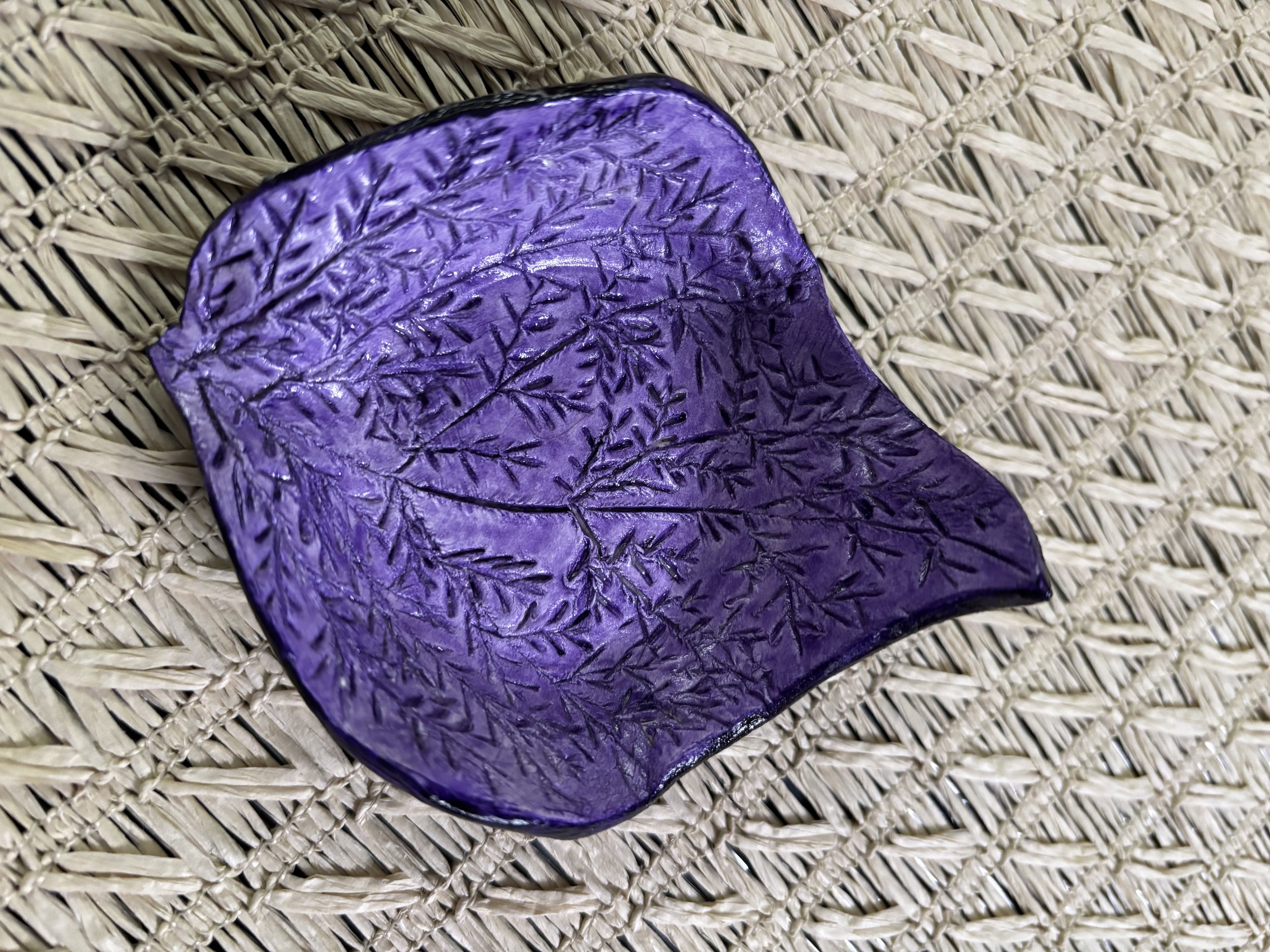 Petit vide-poches ou porte-bijoux en argile, fait main, en forme de feuille