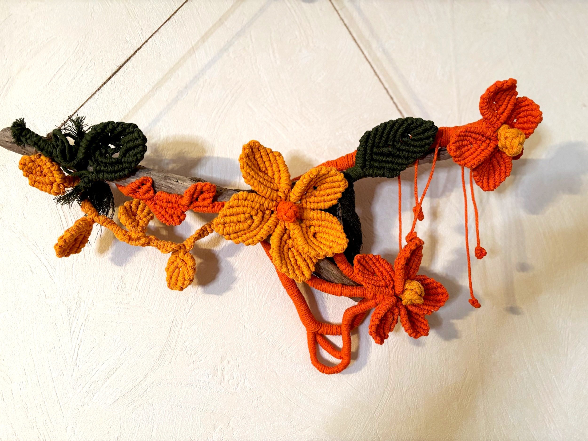 Décoration murale en fil de macramé "Tournées vers le Soleil"