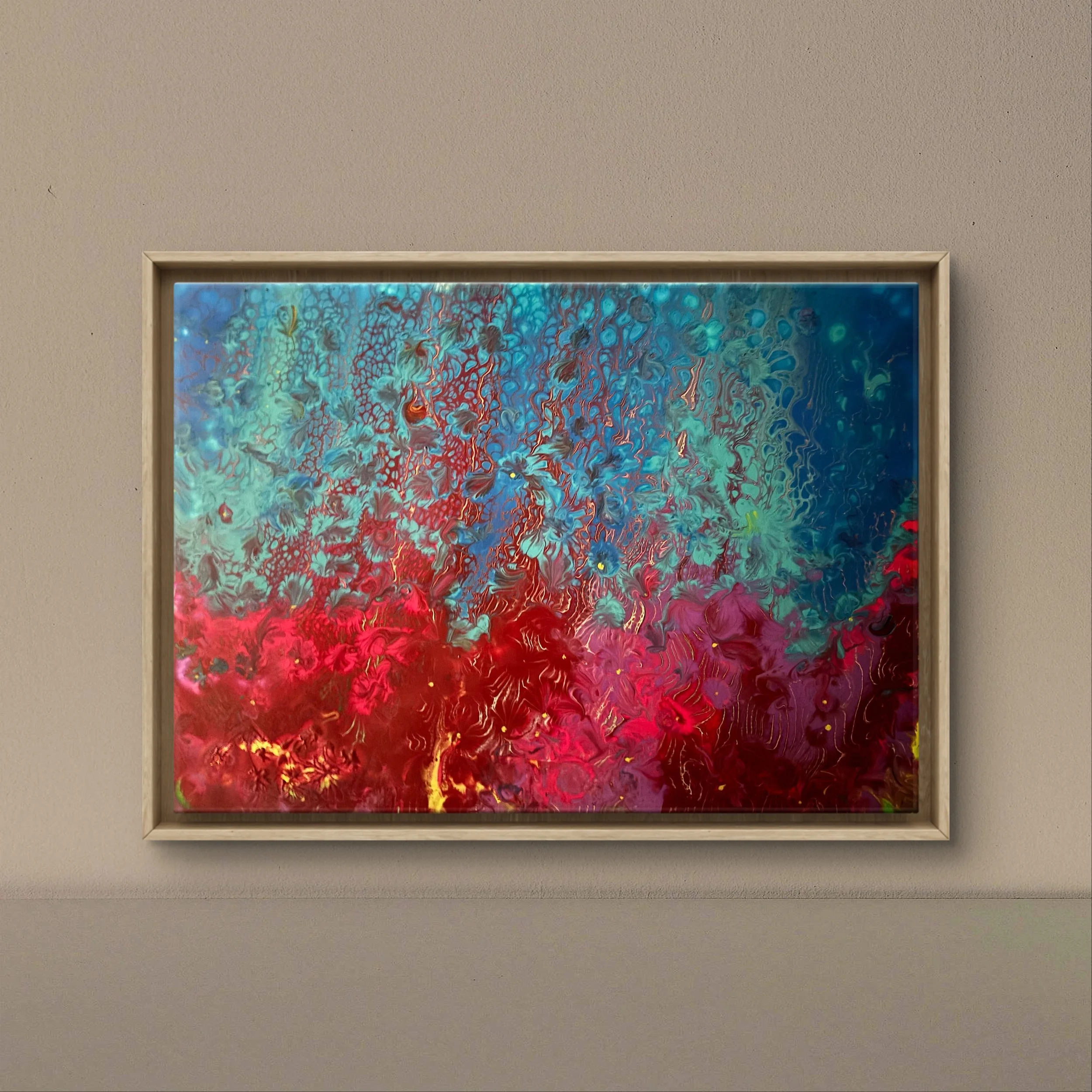 Toile acrylique fluide tons bleus et rouges flamboyant illustrant une floraison subaquatique - Original sur toile de 70x50cm