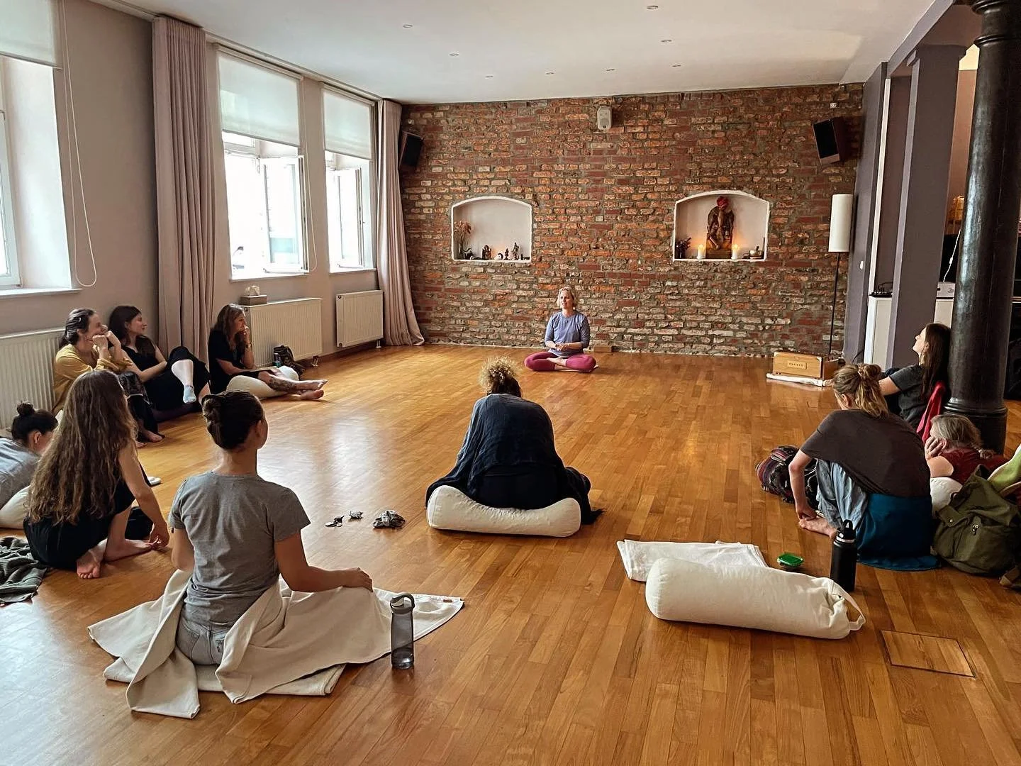 A full 5 days of workshop with @harmonyslaterofficial comes to an end. It has been filled with sweat, talks, insights, breath, love, and so much more ❣️ 
Looking forward to integrate it all 🧚🏼&zwj;♂️ 

&hellip;and ready to start it all over again t