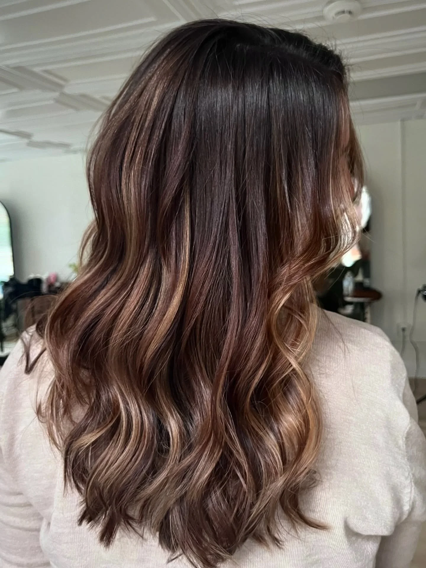 This expensive brunette looks like she came straight off your Pinterest board 🤎👜🍸

#downtownelizabethcitync #elizabethcitync #ecnc #elizabethcityhairstylist #elizabethcityhairsalon #northcarolinahairstylist #moyockhairstylist #moyockhairsalon #eli