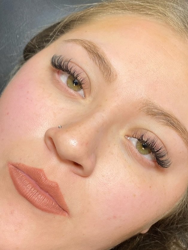 From &ldquo;just woke up&rdquo; to &ldquo;I woke up like this.&rdquo; 💁&zwj;♀️ Classic lashes = effortless beauty! 

🎨 by Colette 💕

#BeforeAndAfter #LashGlowUp