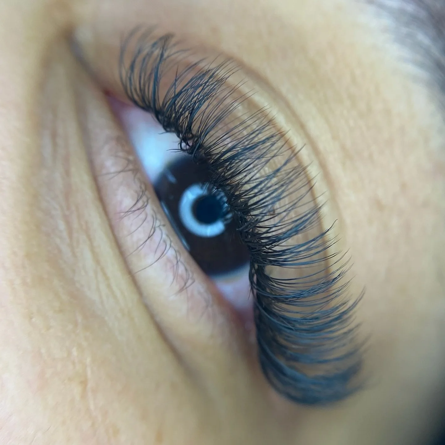 Something light to bring in this beautiful fall weather 🍂 Lashes by our Birthday Girl Sabrina 🎂🎉

Happy Birthday Sabrina 🥳 @lashbeautsab 

Experience beautiful lashes with Sabrina by booking an appointment online, anytime ❤️

📞 848.218.1830
💻 B