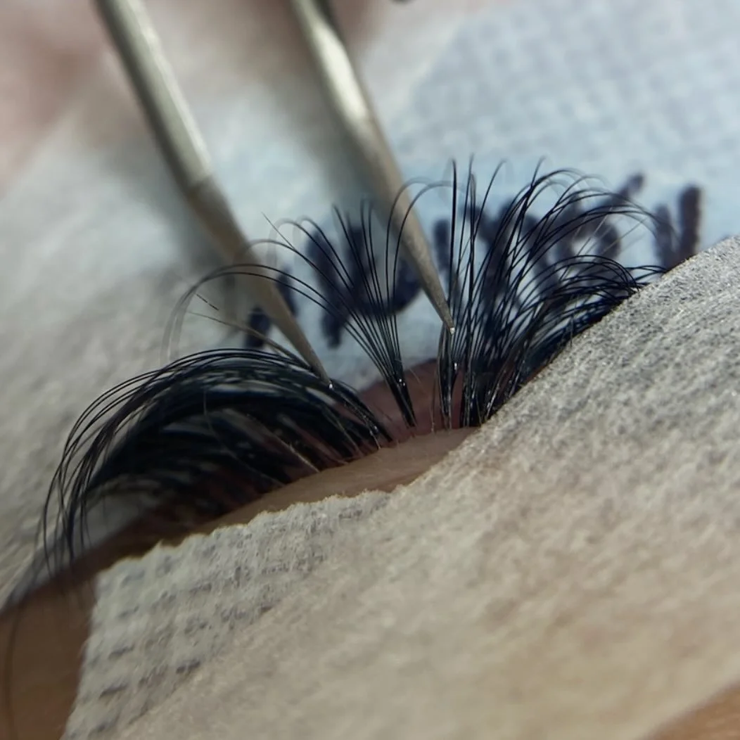 Isolated perfection✨ A beautifully placed fan by Alicia.. 3 years ago and still timeless 🌷

#njsalon #njlashes #njlashextensions #njlashartist #njlashtech