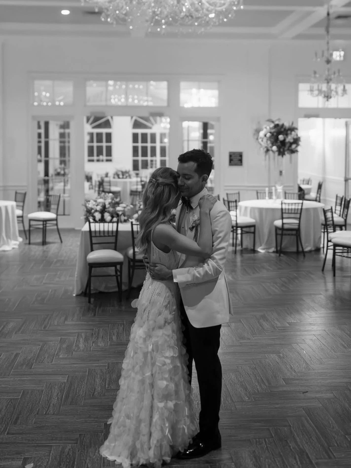 A sweet moment to start forever. 🤍

Vendor Spotlight:
Photography: @emmacjen
Bridal Beauty: @brushworx
Venue: @legendaryevents
Events: @legendaryevents 

💙: Brushworx: Hair &amp; Makeup
👰🏼&zwj;♀️: Weddings | Engagements | Events
💻: www.brushworx