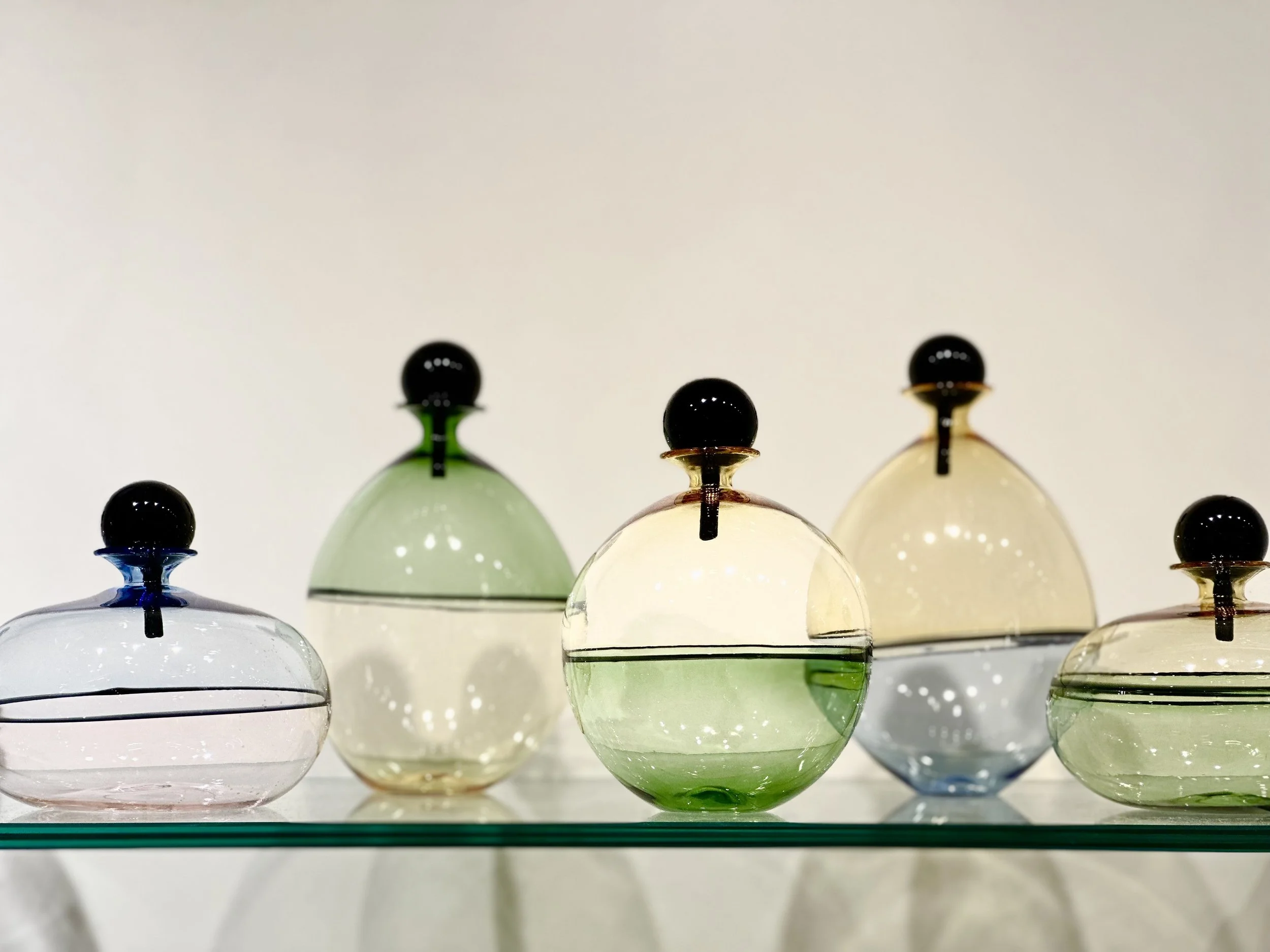 Bottigliette medie €60,00
(contattarci per la disponibilità dei colori)