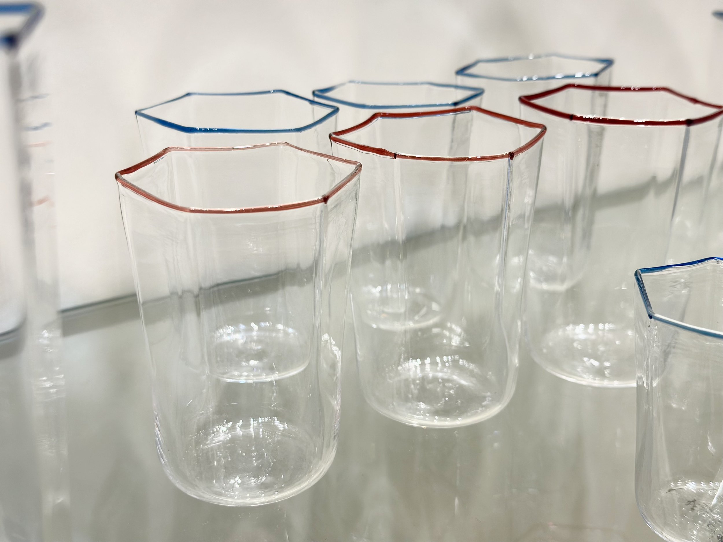 Bicchieri esagonali vino €45,00
(contattarci per la disponibilità dei colori)