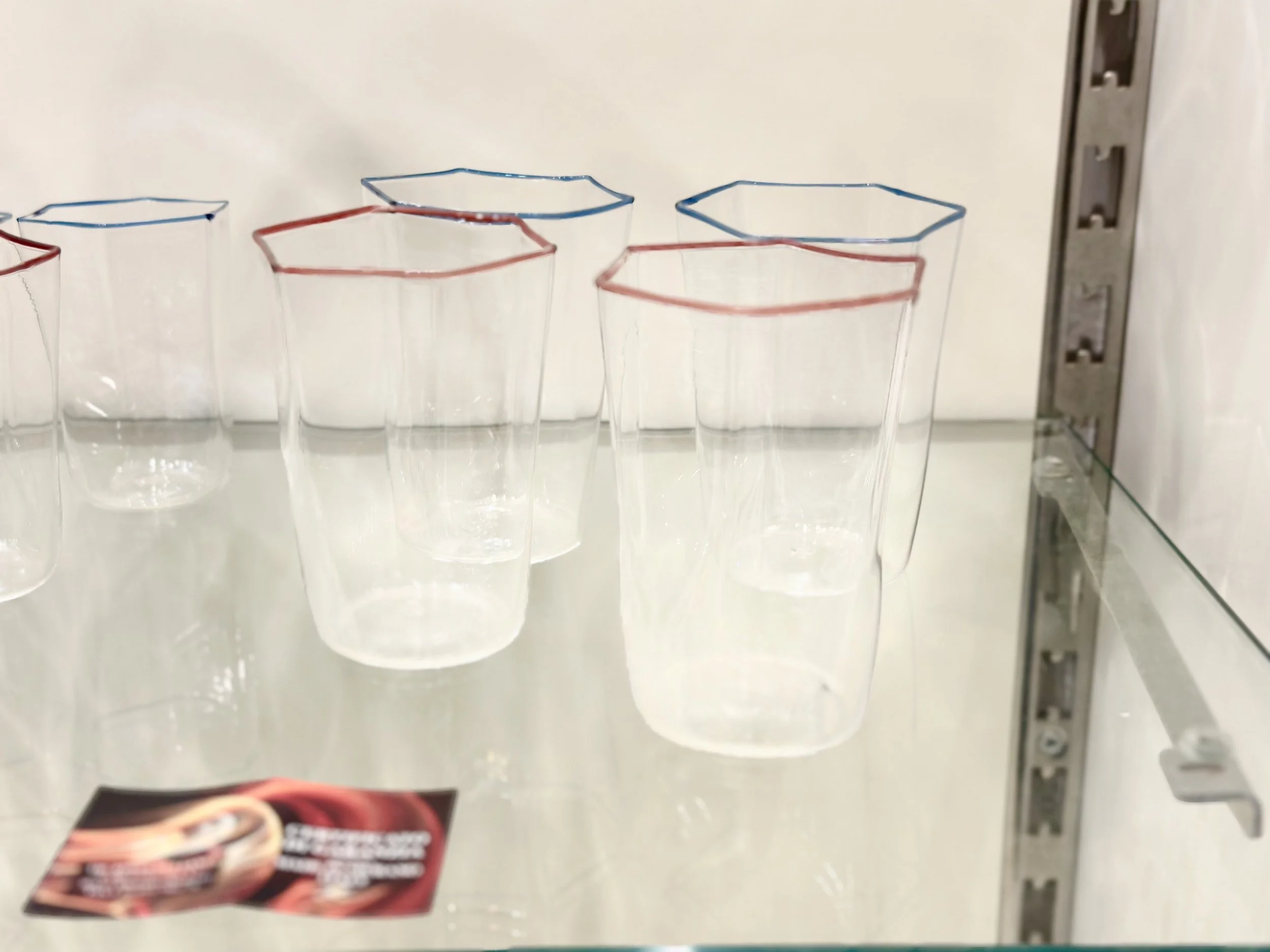 Bicchieri esagonali acqua €50,00
(contattarci per la disponibilità dei colori)