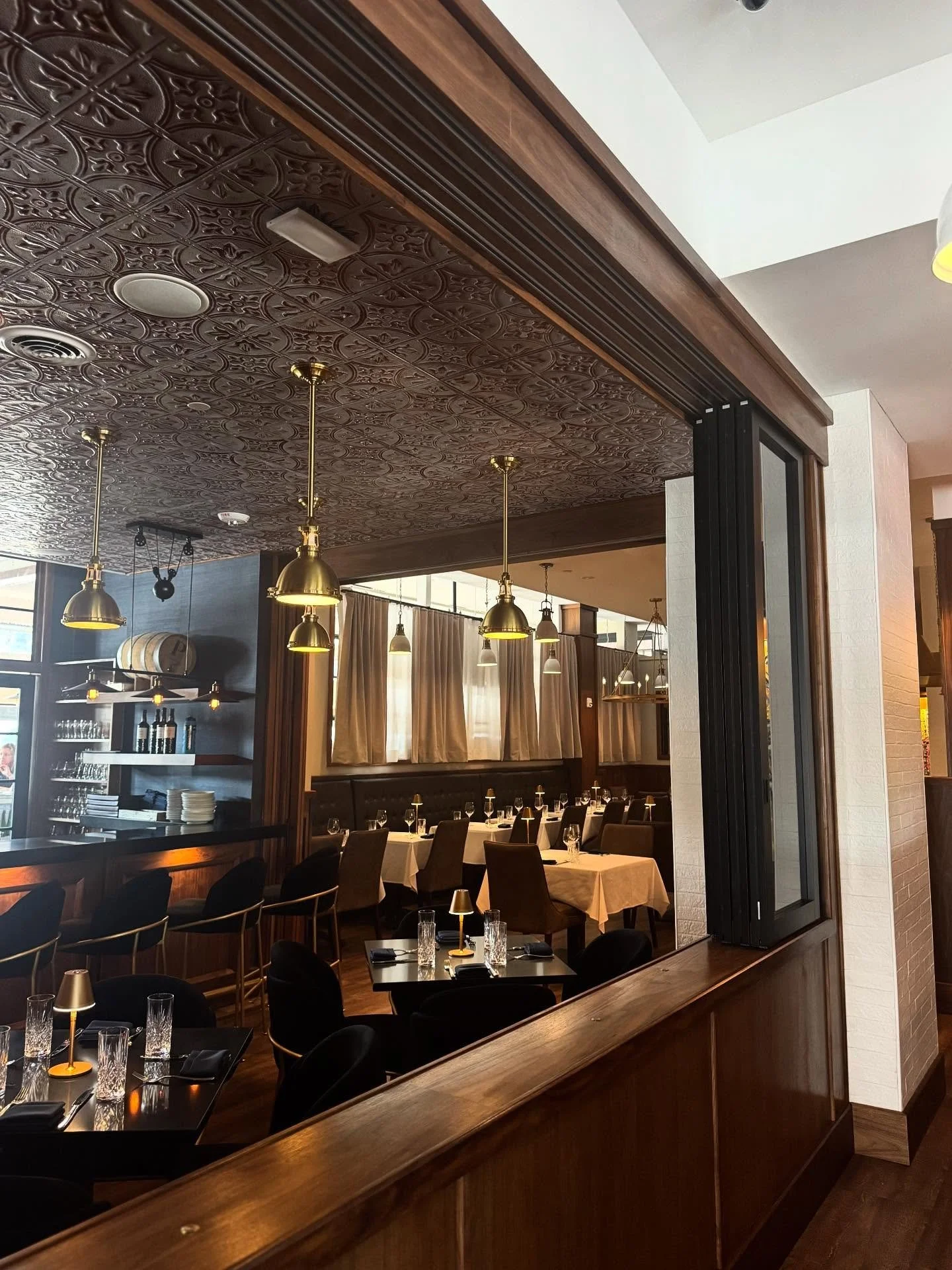 Low lights, high taste ⭐️
&bull;
#madison #chatham #florhampark #morristown #njeats #njfood #myinnerfatkidisout #cocktails #seasonalmenu #northjerseyeats #morriscountnj #unioncountynj #njfoodie #americanrestaurant #madisonnj #summitnj #chathamnj #njr