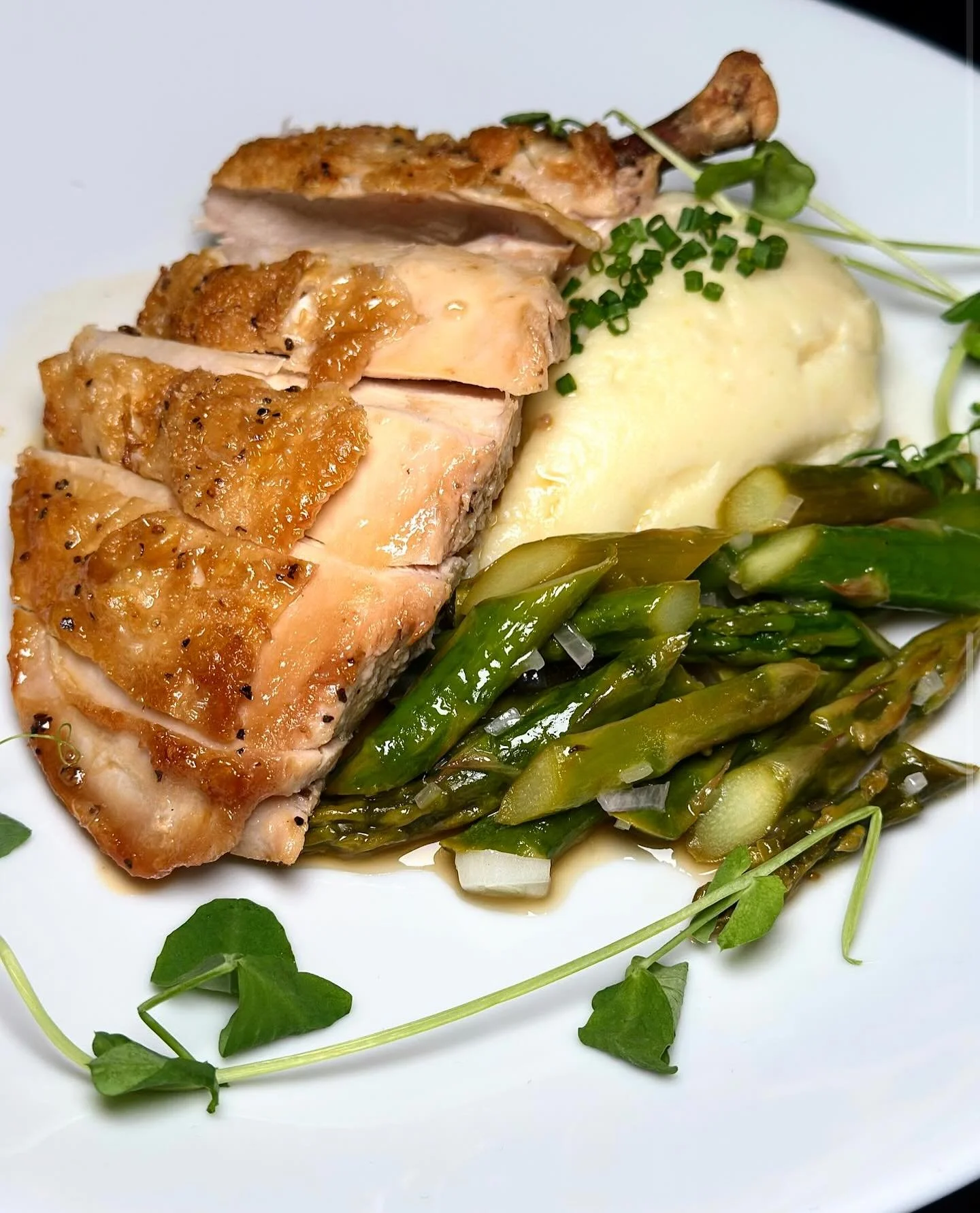 Our bone-in chicken breast is a FAVORITE! 🍗
&bull;
&bull;
#madison #chatham #florhampark #morristown #njeats #njfood #myinnerfatkidisout #cocktails #seasonalmenu #northjerseyeats #morriscountnj #unioncountynj #njfoodie #americanrestaurant #madisonnj