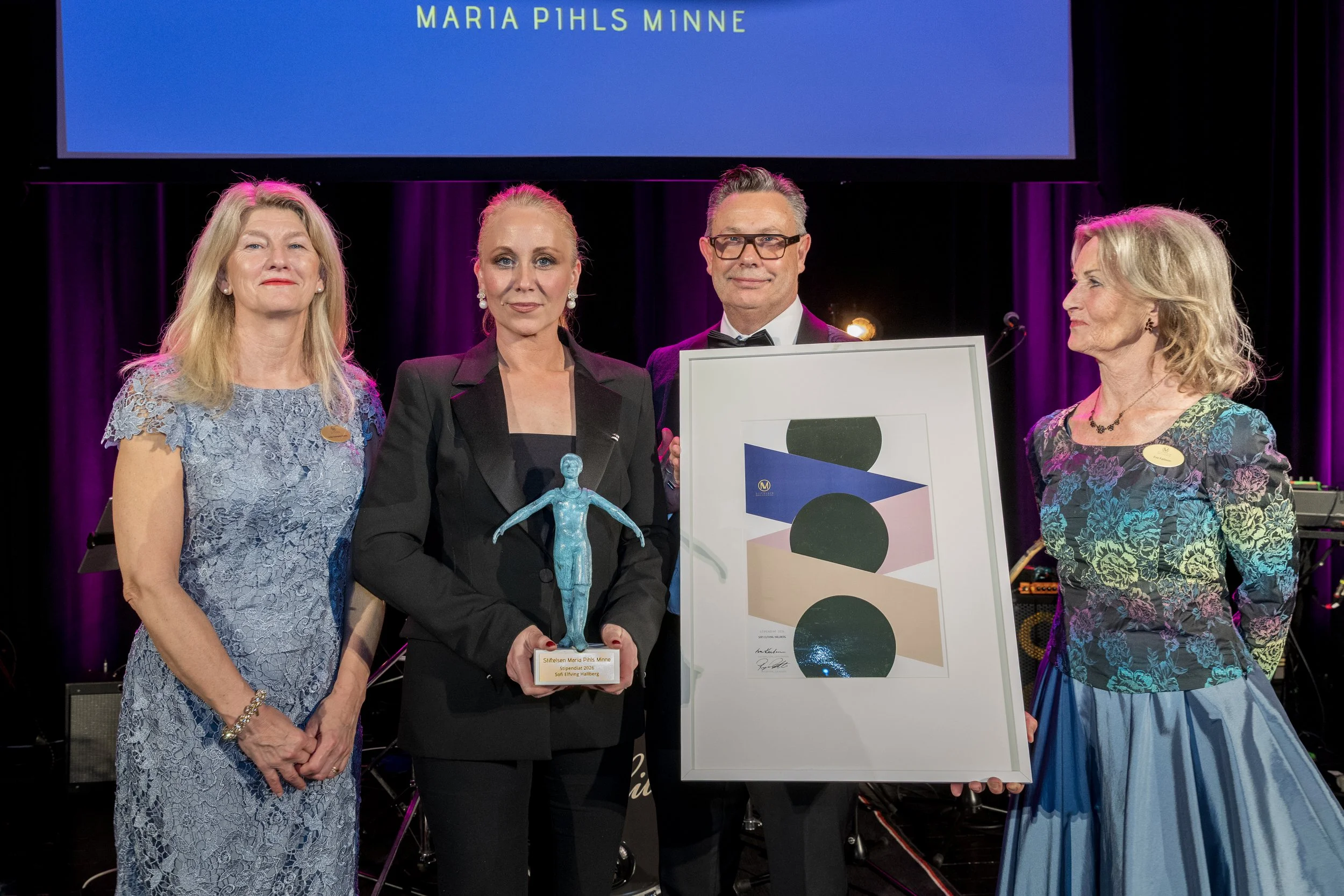 Sofi Elfving Hallberg tar emot Maria Pihl-stipendiet 2026. Med styrelseledamöterna Lucie H Skantz, Roger Pihl och Eva Karlsson