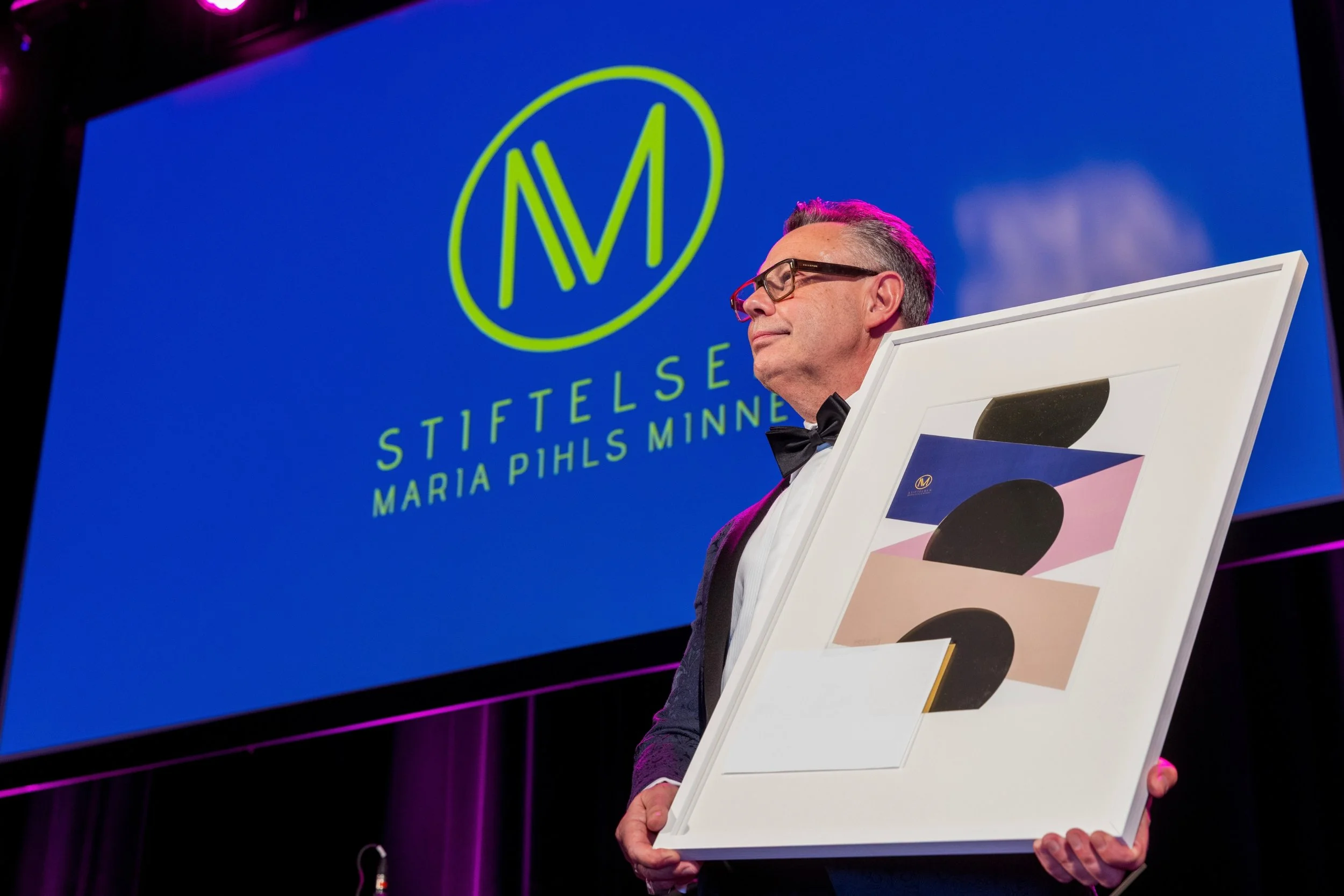 Roger med stipendietavla.jpg