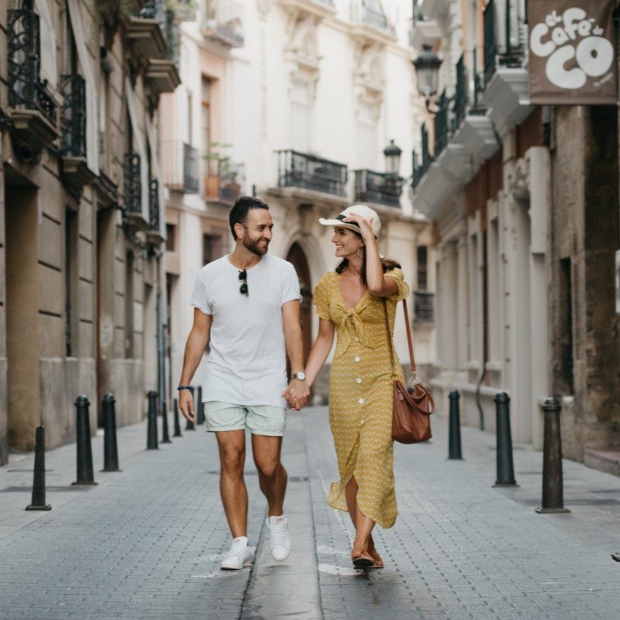 🧡 Hand in hand through hidden streets
Wander, laugh, love, repeat. Whether it&rsquo;s your honeymoon or just a well-deserved escape, we&rsquo;ll help you capture every step of your story in the heart of Valencia.

#SnapValencia #VacationPhotography 