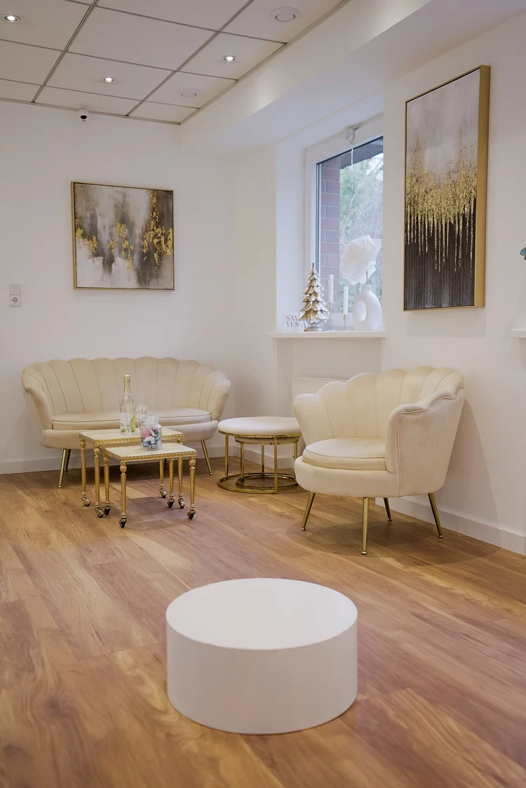 Lounge mit hellen Sitzmöbeln in der SAY YES Brautboutique