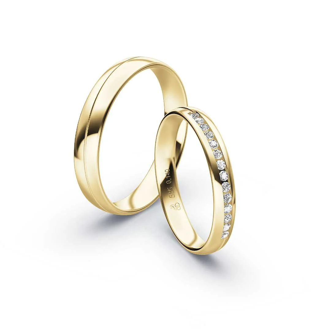 Zwei goldene Eheringe, einer mit Diamanten, auf weißem Hintergrund.