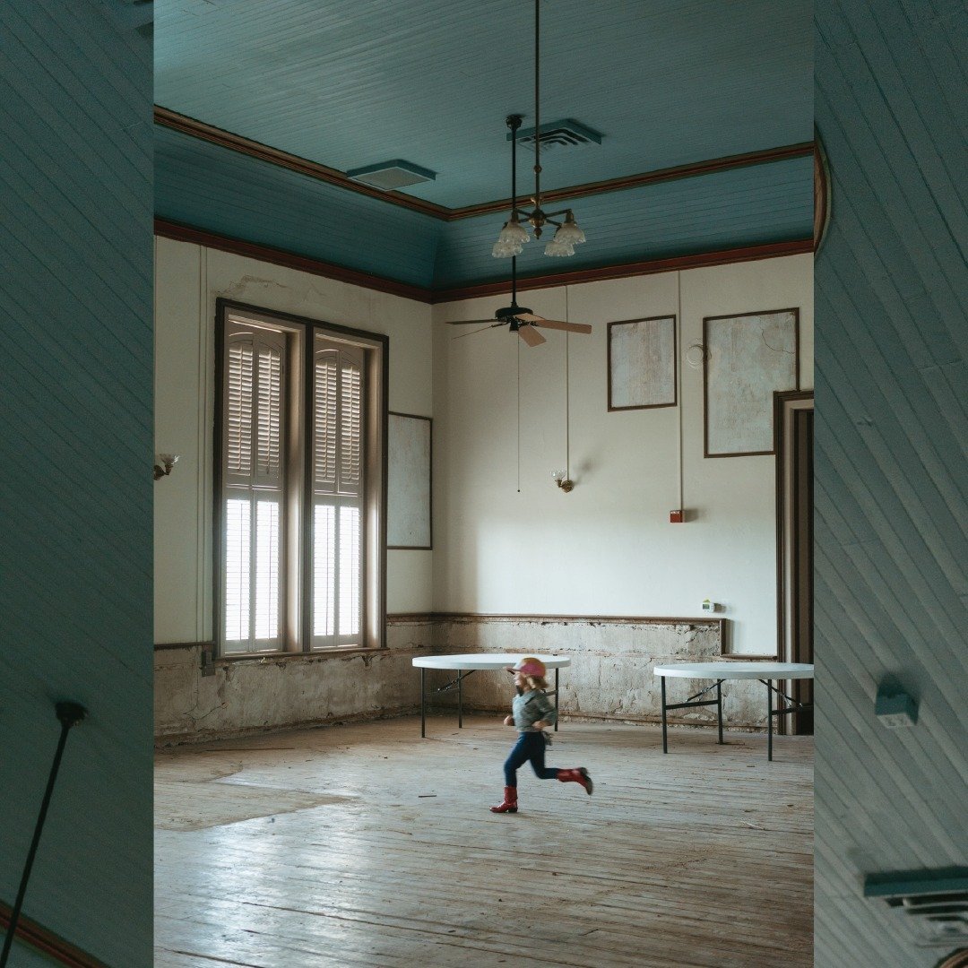 A great sign to go ahead and paint that ceiling a soft turquoise with red and green trim. The Blanco County Courthouse sure knew something, huh?⁣
⁣
Slide 5 shows the historic flooring insulation situation--packed dirt, sawdust, nails. Perfect for ski