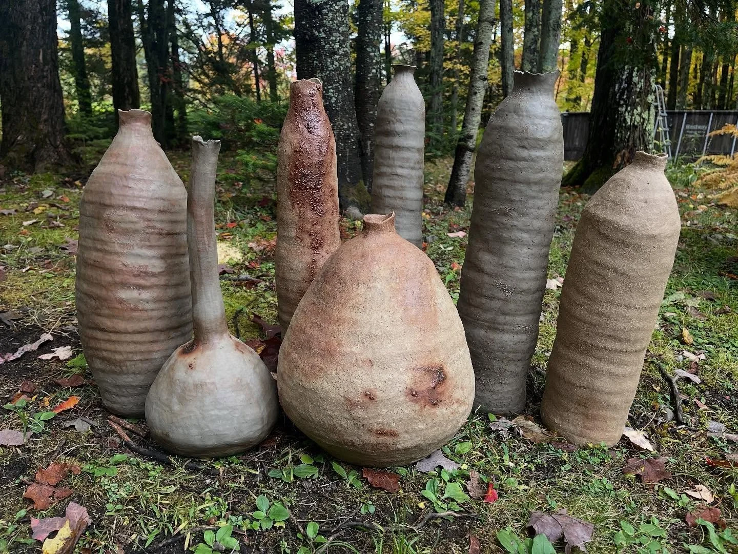 D&eacute;couvrez ma nouvelle collection de vases en gr&egrave;s fa&ccedil;onn&eacute;s &agrave; la main, inspir&eacute;e par la beaut&eacute; de l&rsquo;automne. Chaque pi&egrave;ce est unique et r&eacute;alis&eacute;e avec soin, refl&eacute;tant l&r