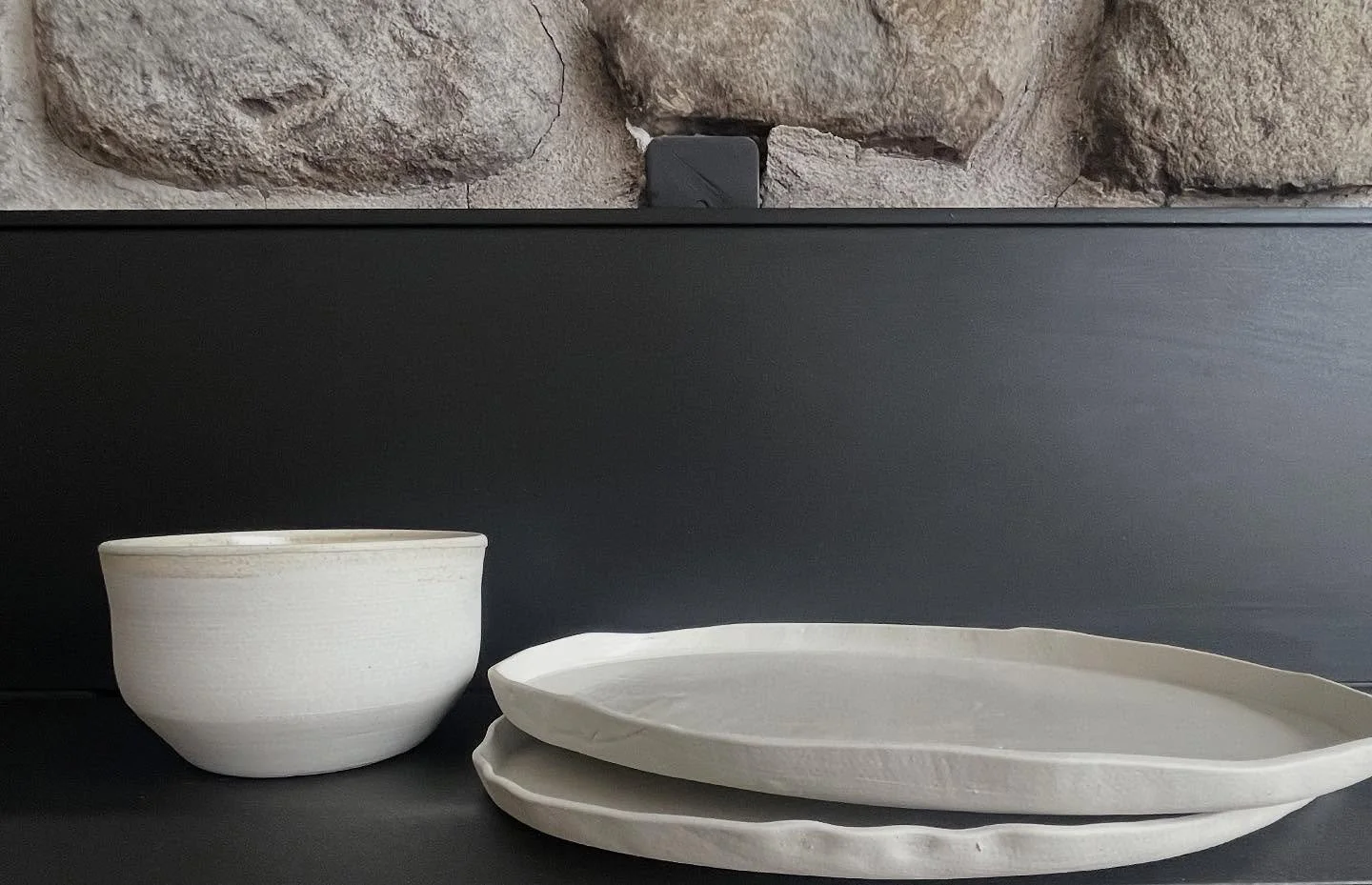 Mon inspiration vient de la vaisselle des trains &agrave; l&rsquo;&eacute;poque o&ugrave; l&rsquo;on voyageait en locomotive &agrave; vapeur. Chaque pi&egrave;ce, orn&eacute;e de motifs vintage, &eacute;voque un temps r&eacute;volu de voyages &eacute