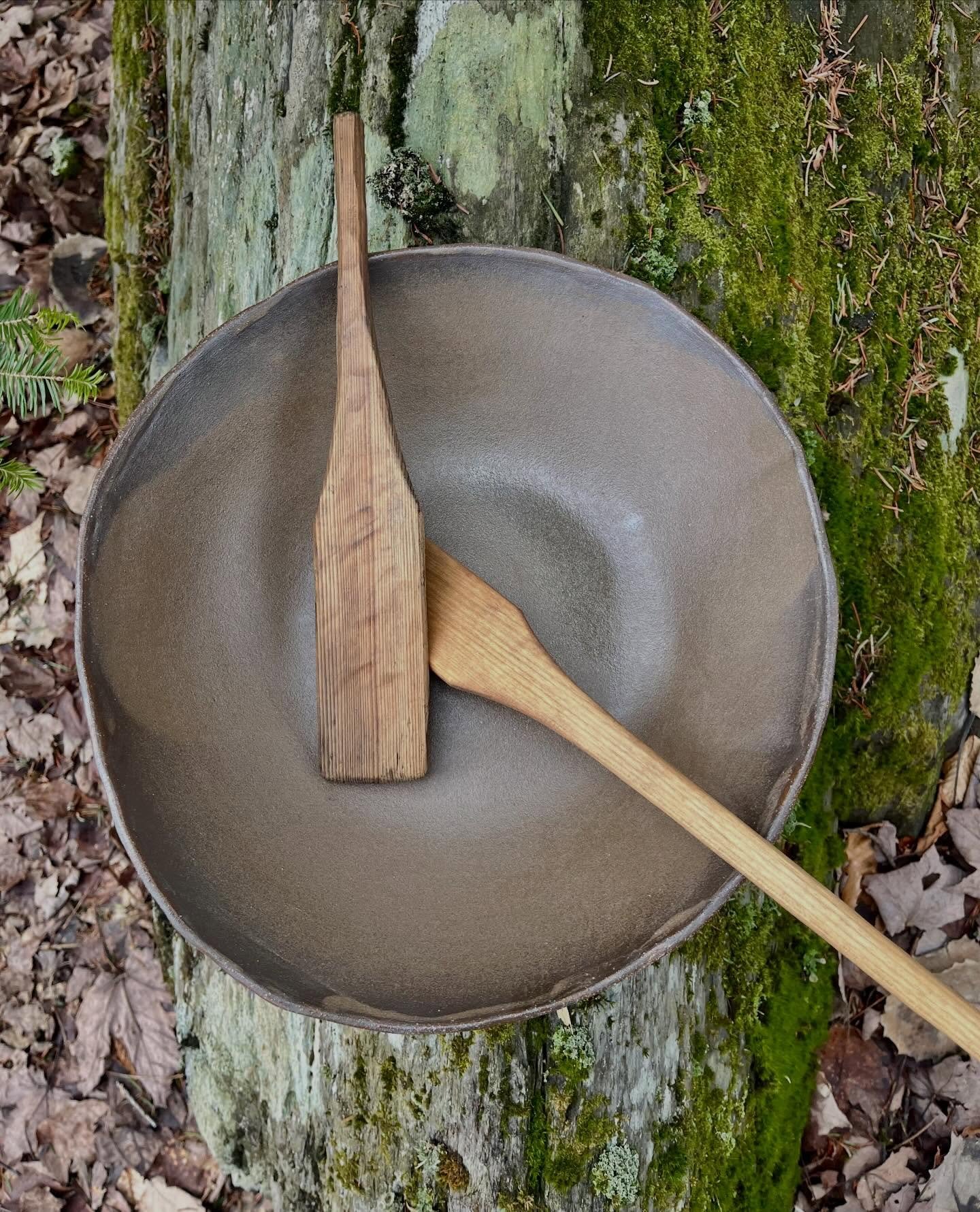 Emaill&eacute;e avec de la cendre. Cuisson cone 5. Trop en amour avec ce bol ! Cuill&egrave;res vintage de Dunham 🖤