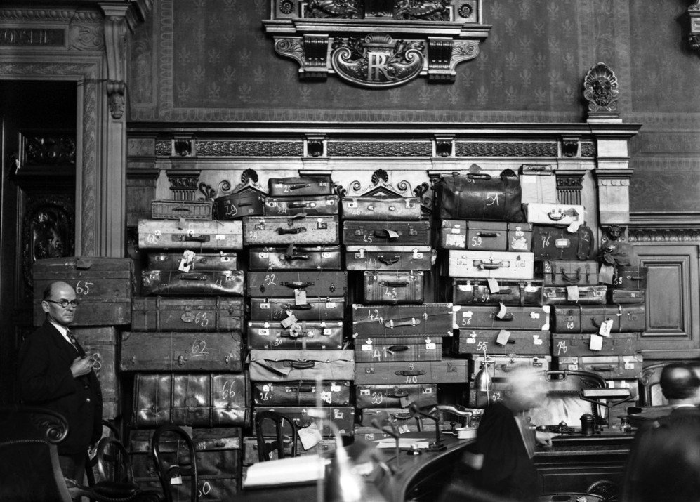 Ren Saint Paul - Trail of doctor Marcel Petiot - March 1946 - Evidence : Suitcases of his victims lining the walls.