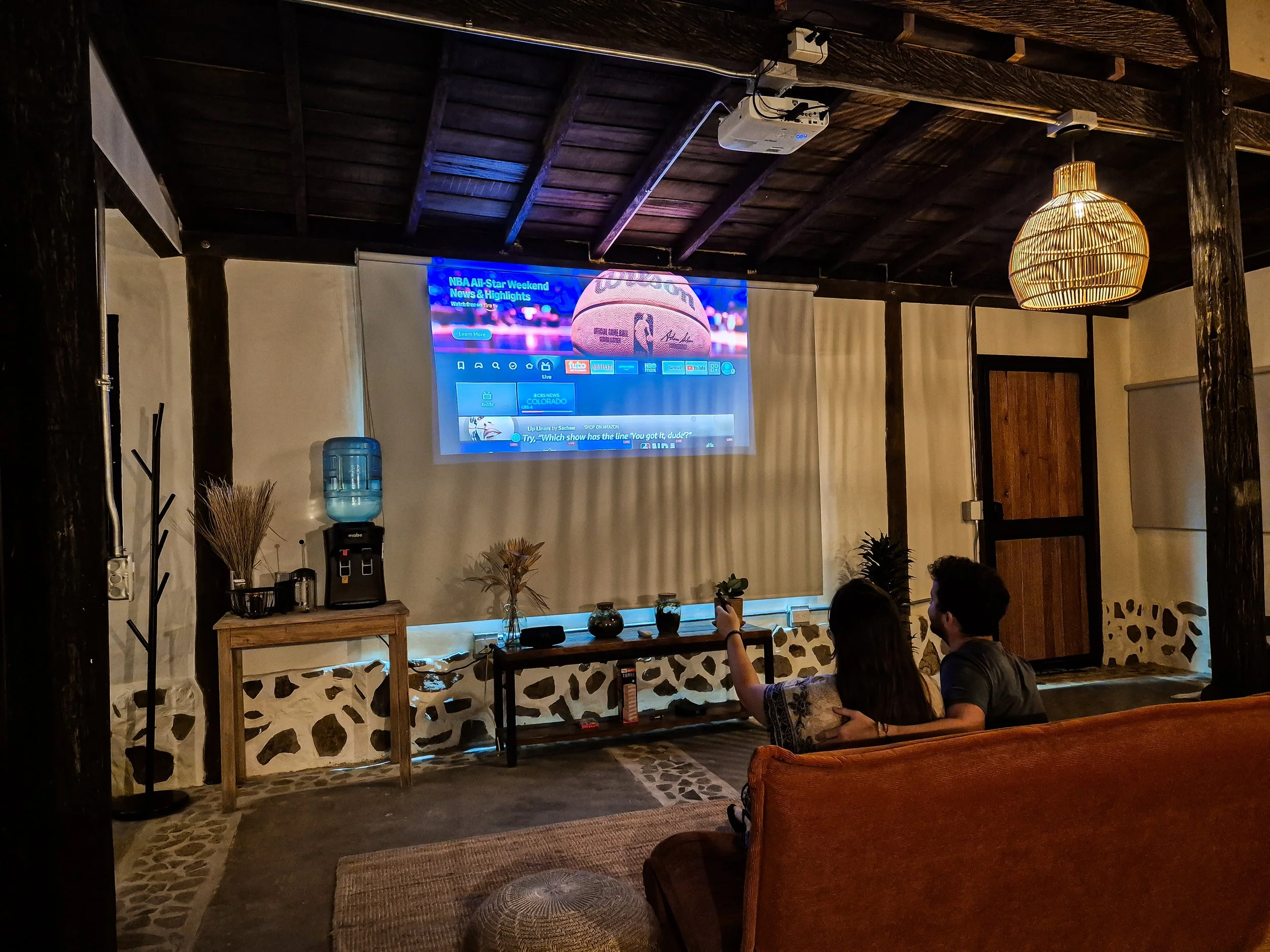 Rustic cabin indoor entertainment projector screen entertainment area Equilibrium Jericó Colombia