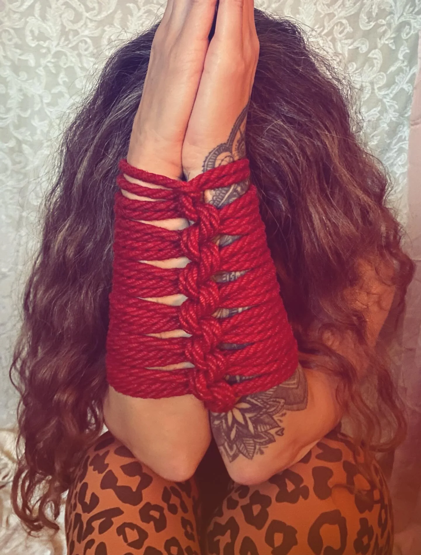 𝒾&lsquo;𝓋𝑒 𝒷𝑒𝑒𝓃 𝒻𝒶𝓁𝓁𝒾𝓃𝑔 𝒾𝓃 𝓁𝑜𝓋𝑒 𝓌𝒾𝓉𝒽 𝓉𝒽𝒾𝓈 𝓉𝒾𝑒&hellip;

it&rsquo;s called a &ldquo;forearm binder&rdquo; - or prayer tie.

a beautiful tie to use in ritual, to bind your prayers, allowing the rope to hold &amp; seal your