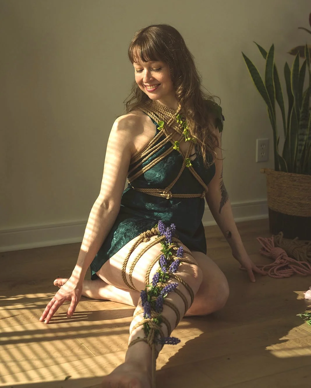 hyacinth legs 🌿🪻

📸: @melanieorrphotography 
rope by meee ✨

#shibari #selftie #flowers #lavender #ropesandplants