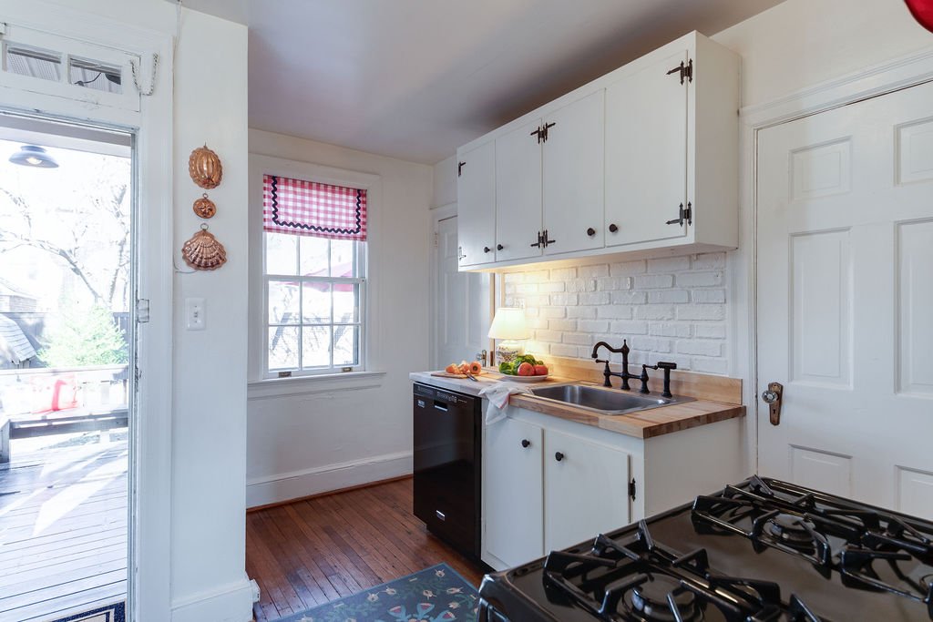 Full kitchen