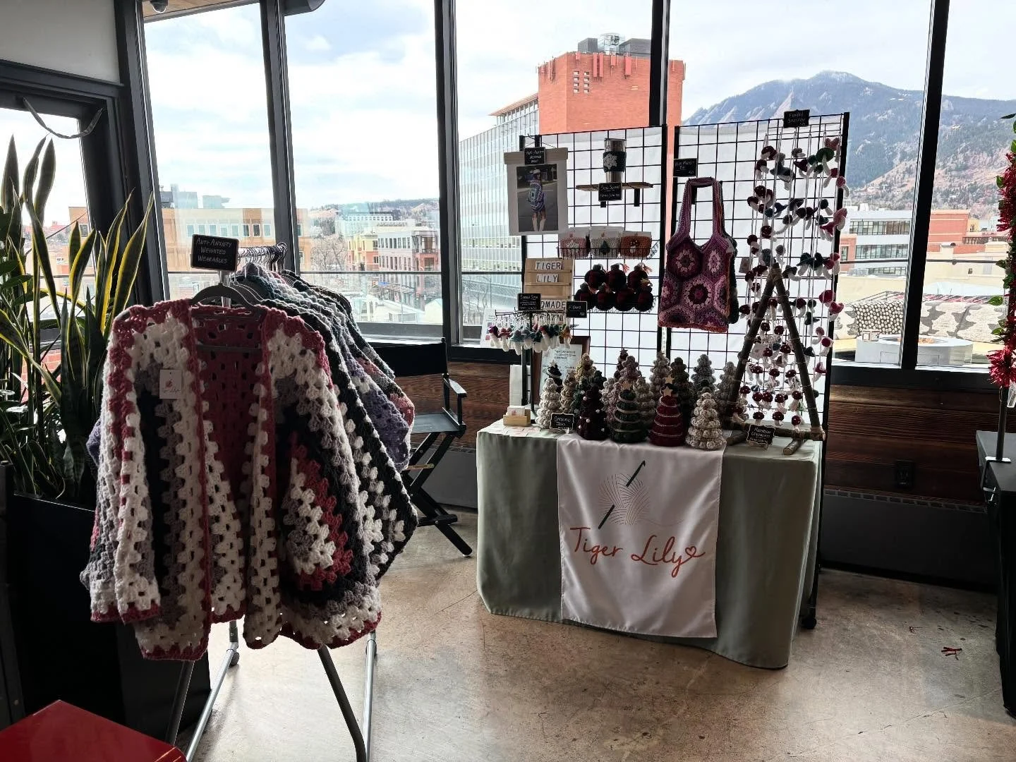 There may be flurries outside but the energy inside @avanti_boulder is heating up! Stop by from 12-4p today to finish up some last minute shopping with some amazing local artisans!